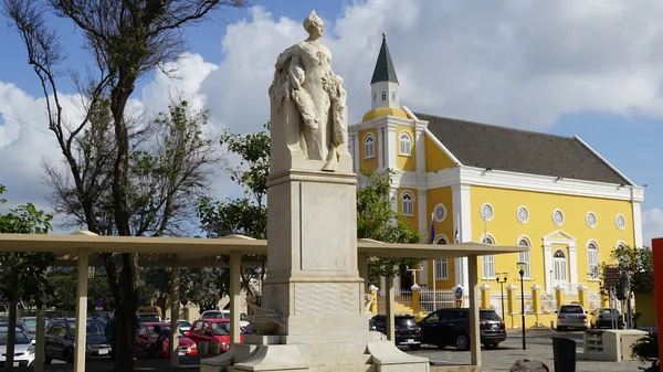 Willemstad Curacao içinde Kraliçe Wilhelmina heykeli — Stok fotoğraf