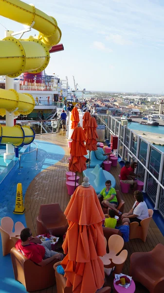 Carnival Breeze docted in Fjestad, Aruba — стоковое фото