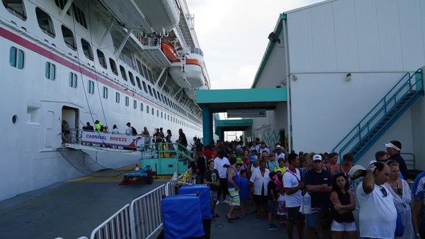 Carnival Breeze docked in Oranjestad, Aruba — Stock Photo, Image