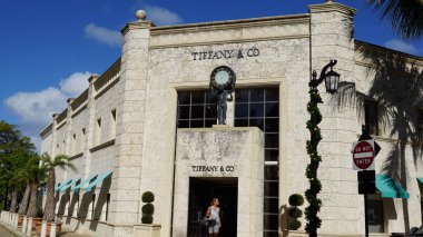 PALM BEACH, FL - NOV 29: Tiffany & Co. shop Palm Beach, Florida 'daki Worth Ave' de, 29 Kasım 2015 'te görüldüğü gibi.
