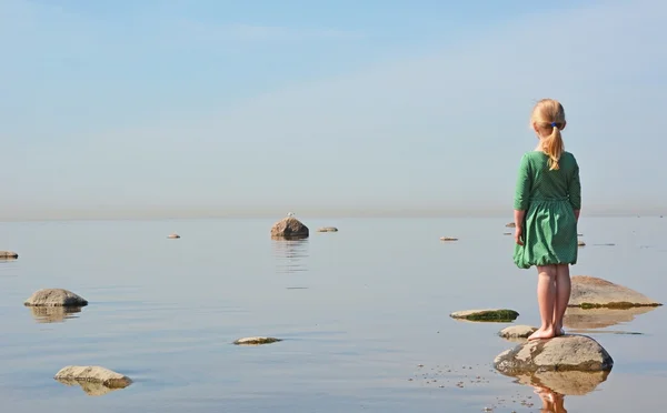 Liten flicka vid havet Stockfoto