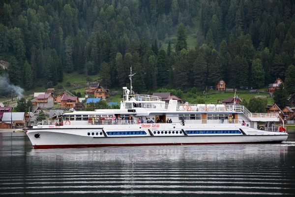 El barco de excursión más grande en el lago Teletskoye — Foto de Stock