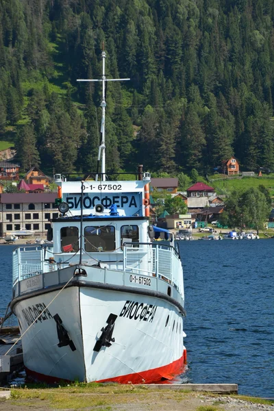 Loď na Telecké jezero — Stock fotografie