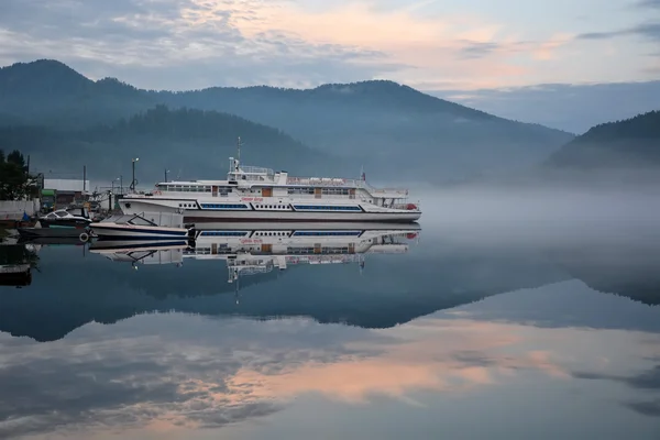 Größtes Ausflugsschiff am Teletskoje-See namens "Altai-Pionier"" — Stockfoto