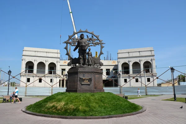 Monument till nybyggarna den 25 juni, 2014 i Barnaul — Stockfoto