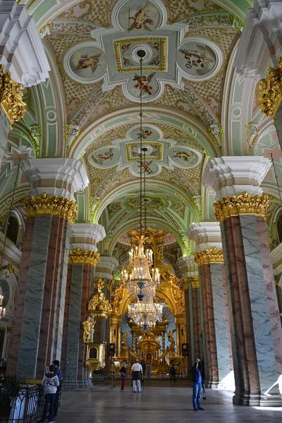 Interieur van de kathedraal in Peter en Paul-vesting in Petersburg — Stockfoto