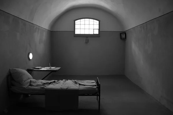 Cellule de prison sombre dans la forteresse Pierre et Paul à Pétersbourg — Photo