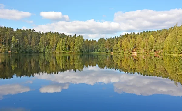 Lugn sjö — Stockfoto