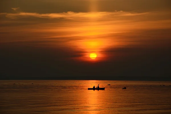 Fischerboot bei Sonnenuntergang — Stockfoto