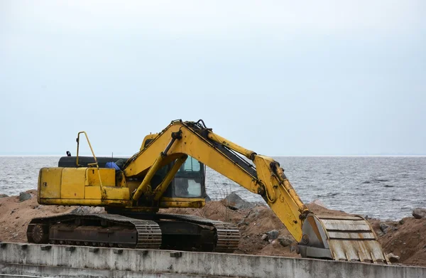 Excavator on the sea shore — Stock Photo, Image