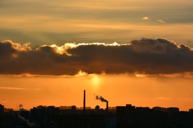 Şehrin üzerinde gün batımı