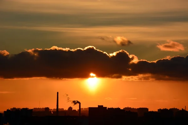 Puesta de sol sobre la ciudad — Foto de Stock