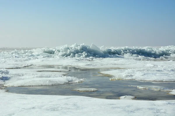 Hummock en la orilla del mar congelado — Foto de Stock