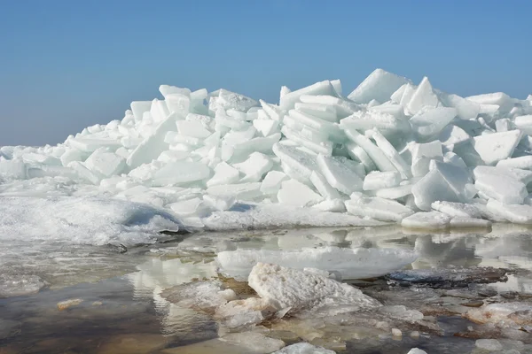 Hummock on the frozen sea shore — Stock Photo, Image