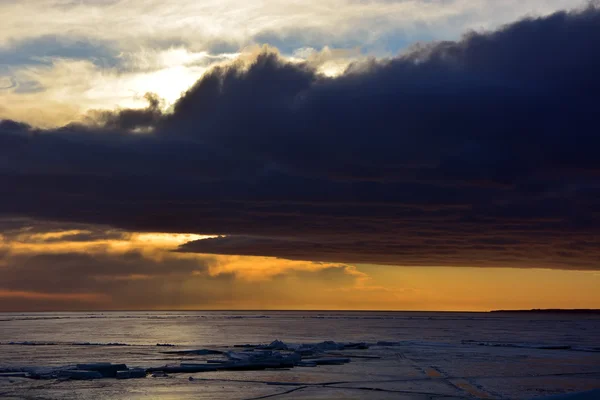 Pôr do sol sobre o mar congelado — Fotografia de Stock