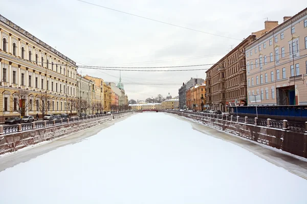 Canal congelado em São Petersburgo — Fotografia de Stock