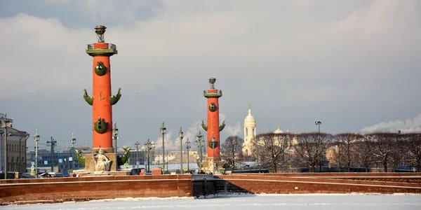 Знаменитые ростральные колонны Санкт-Петербурга — стоковое фото