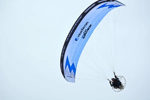 Paraglider på den blå himlen — Stockfoto