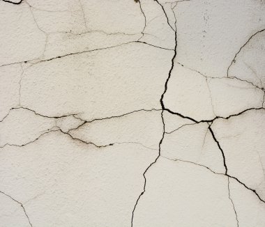 Çatlak duvar