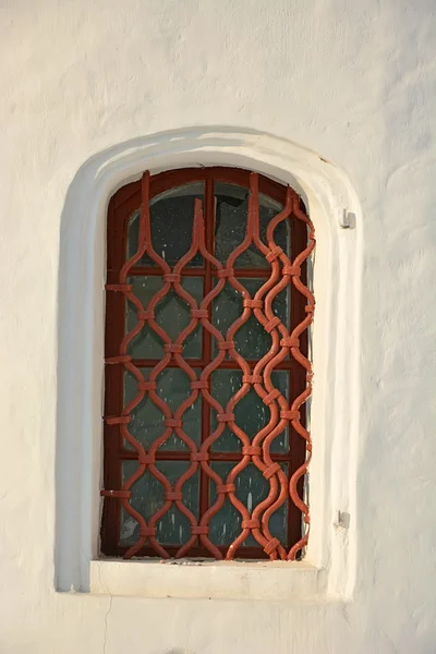 Gamla fönster i gamla kyrkan — Stockfoto