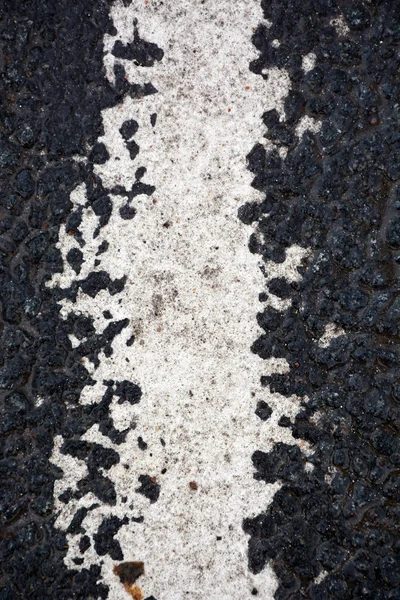Asfalt üzerinde beyaz boya şerit — Stok fotoğraf