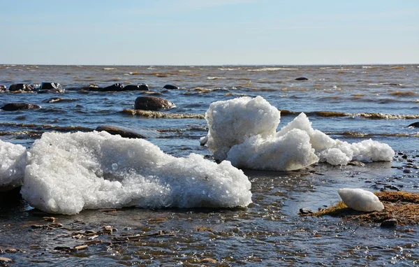 Küstenlinie mit Eis und Meer — Stockfoto