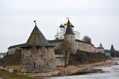 Taş kule ve Pskov Kremlin kale duvarı