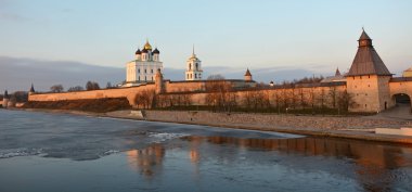 Pskov Krom gün batımında