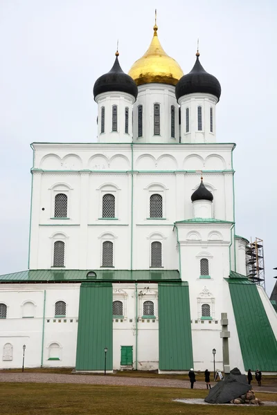 Catedral de la famosa Trinidad en la ciudad de Pskov — Foto de Stock
