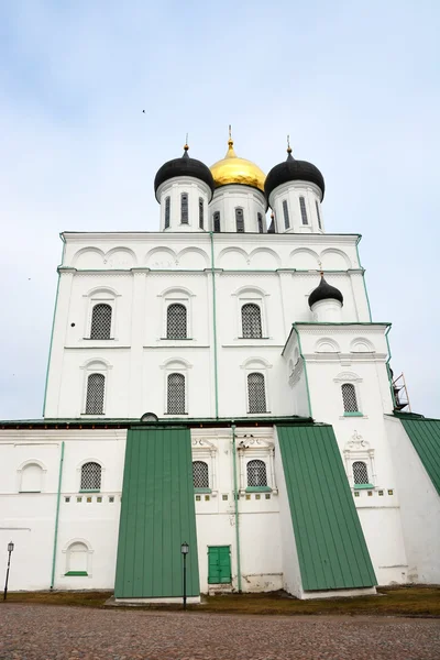 Célèbre cathédrale de la Trinité à Pskov — Photo