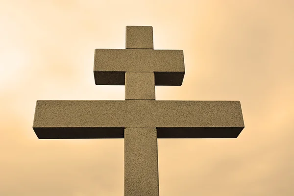 Großes Kreuz gegen den Himmel — Stockfoto