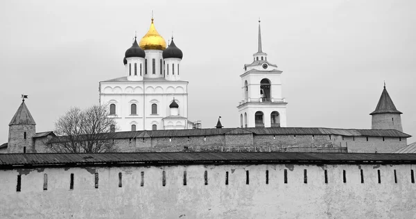 Pskov Kreml med berömda Trefaldighetskyrkan — Stockfoto