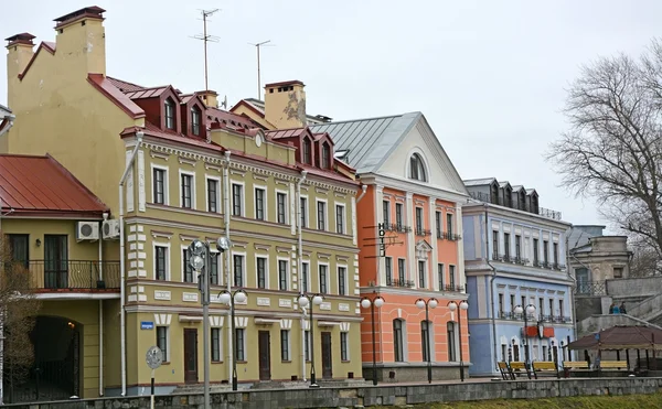 Gouden Embankment-woonwijk in historische plaats in Pskov — Stockfoto