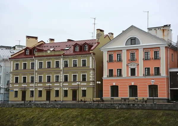 Χρυσή ανάχωμα-κατοικημένη περιοχή στο ιστορικό μέρος σε Pskov — Φωτογραφία Αρχείου