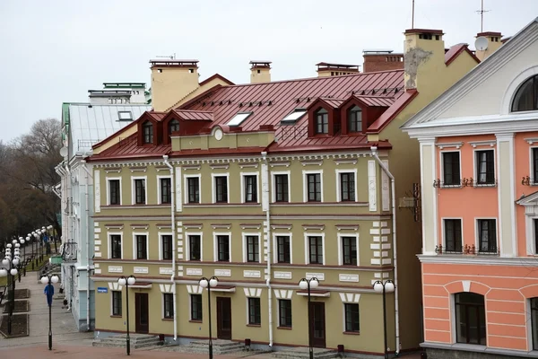 Золотий набережна-житлові будинки в історичне місце під Пскова — стокове фото