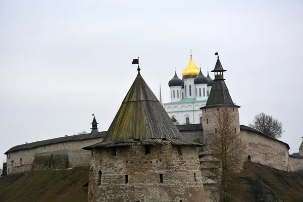 Torre de piedra y muralla de la fortaleza del Kremlin de Pskov — Foto de Stock