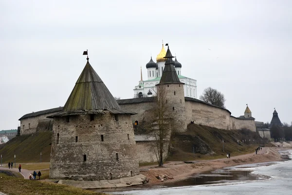 Torre de piedra y muralla de la fortaleza del Kremlin de Pskov — Foto de Stock