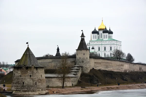 Torre de piedra y muralla de la fortaleza del Kremlin de Pskov —  Fotos de Stock