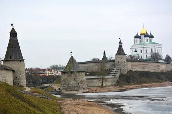 Torre de piedra y muralla de la fortaleza del Kremlin de Pskov — Foto de Stock