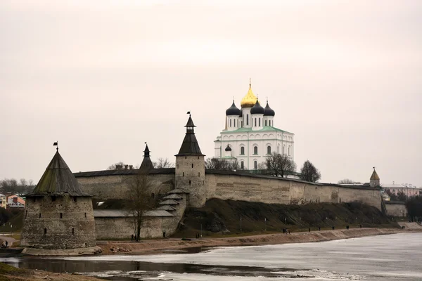 Torre de piedra y muralla de la fortaleza del Kremlin de Pskov — Foto de Stock