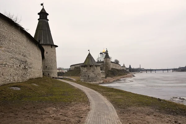 Каменная башня и Псковская кремлевская стена — стоковое фото