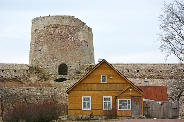 Antigua fortaleza rusa fortaleza de Izborsk — Foto de Stock