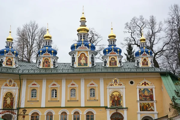 Capillas azules de la iglesia del Monasterio de Pskov-Cuevas — Foto de Stock