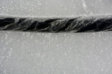 Buz üzerinde çatlak