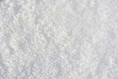 Güneşli bir gün kar yüzeyi