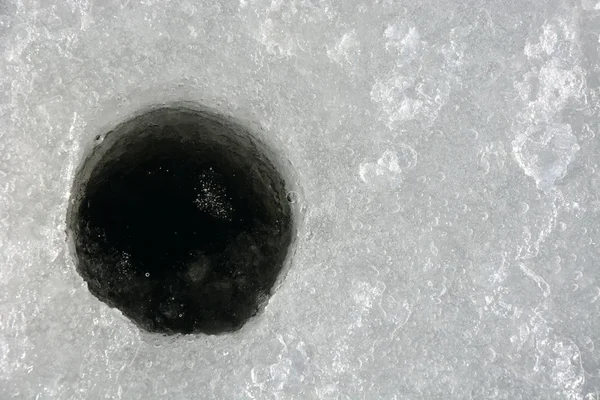 Pesca sul ghiaccio - buco nel ghiaccio — Foto Stock