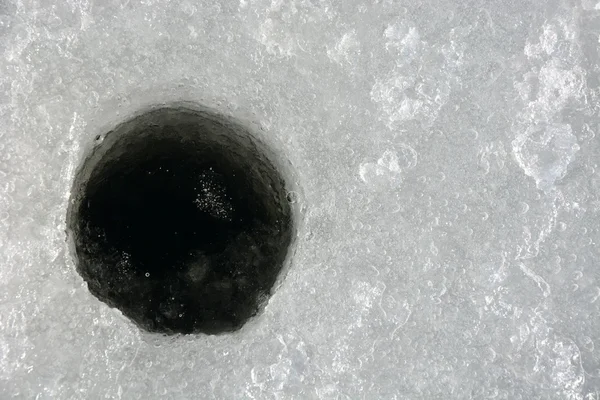 Pesca de hielo - agujero en el hielo — Foto de Stock