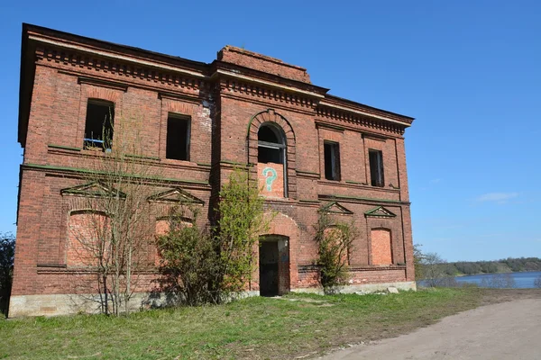 Oude en verlaten gebouw in Staraja ladoga — Stockfoto