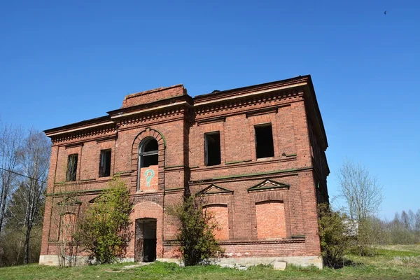 Gamla och övergivna byggnad i Staraja ladoga — Stockfoto