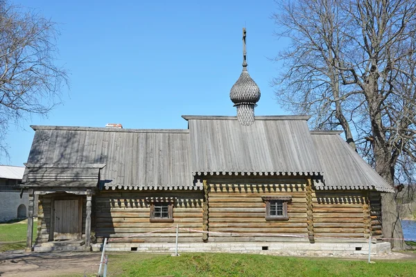 Деревянная православная церковь Дмитрия Солунского в Старой Ладоге — стоковое фото